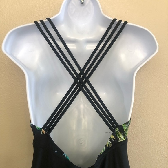 CUPSHE Women’s Tropical Deep V-Neckline Strappy Back Rushing One Piece Swimsuit - Picture 3 of 10